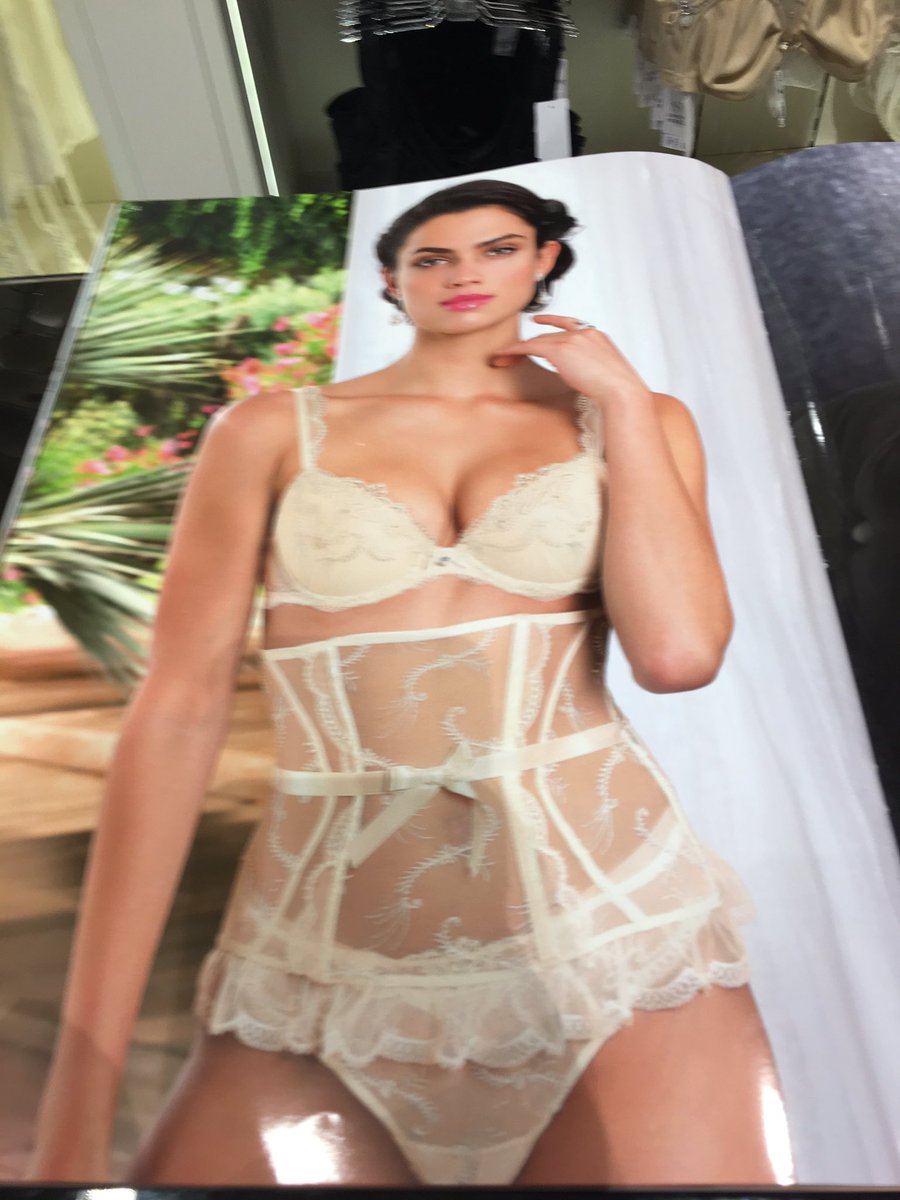 OlayaExclusive's tweet photo. Tarde de shopping en mis marcas favoritas de lencería! Me faltaba una lencería para mi próximo posado fotográfico!😘 #Escort #LifeEscort https://t.co/166hkRY7WU