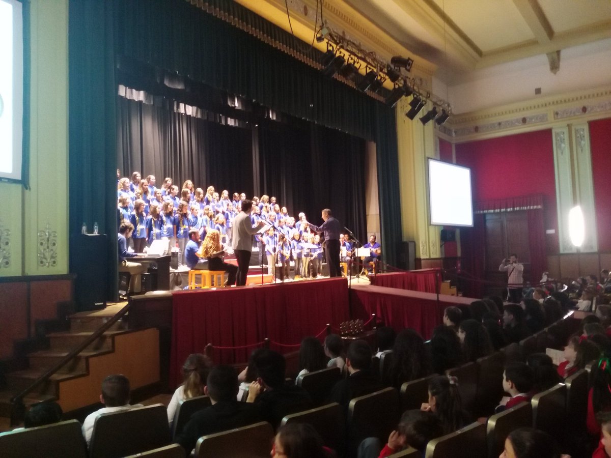 ProydePaterna's tweet photo. Más de mil personas en el I Certamen de Corales Soliadario en el. @lasallepaterna  apoyando a #gentepequeña. @ProydePaterna https://t.co/XbDmMRokQR