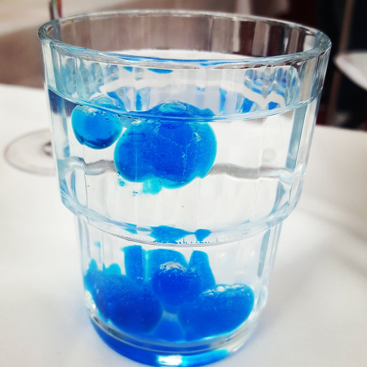 ChristinaMokoru's tweet photo. .. beim Workshop für molekulre Cocktails. Drops aus Blue Curaçao 🔝👍😆 #SundayFunday #molekular #cocktails #weekendvibes https://t.co/Gp8S1h6E66