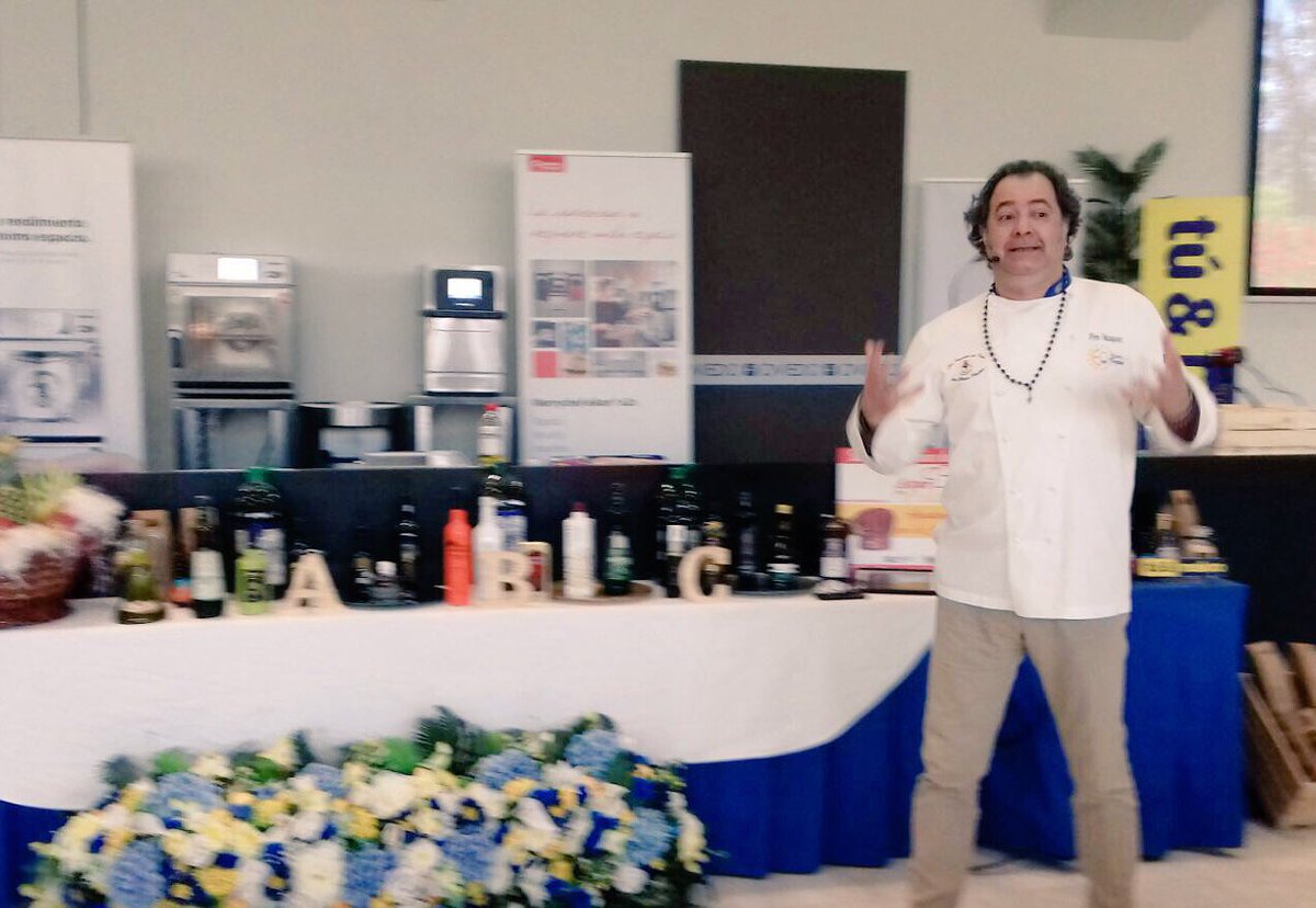 makroESP's tweet photo. Las armonías del Virgen Extra en cocina y sala con @FiroVazquez en #Asturpaladea @GastrOleum https://t.co/RRrLbUqqaL
