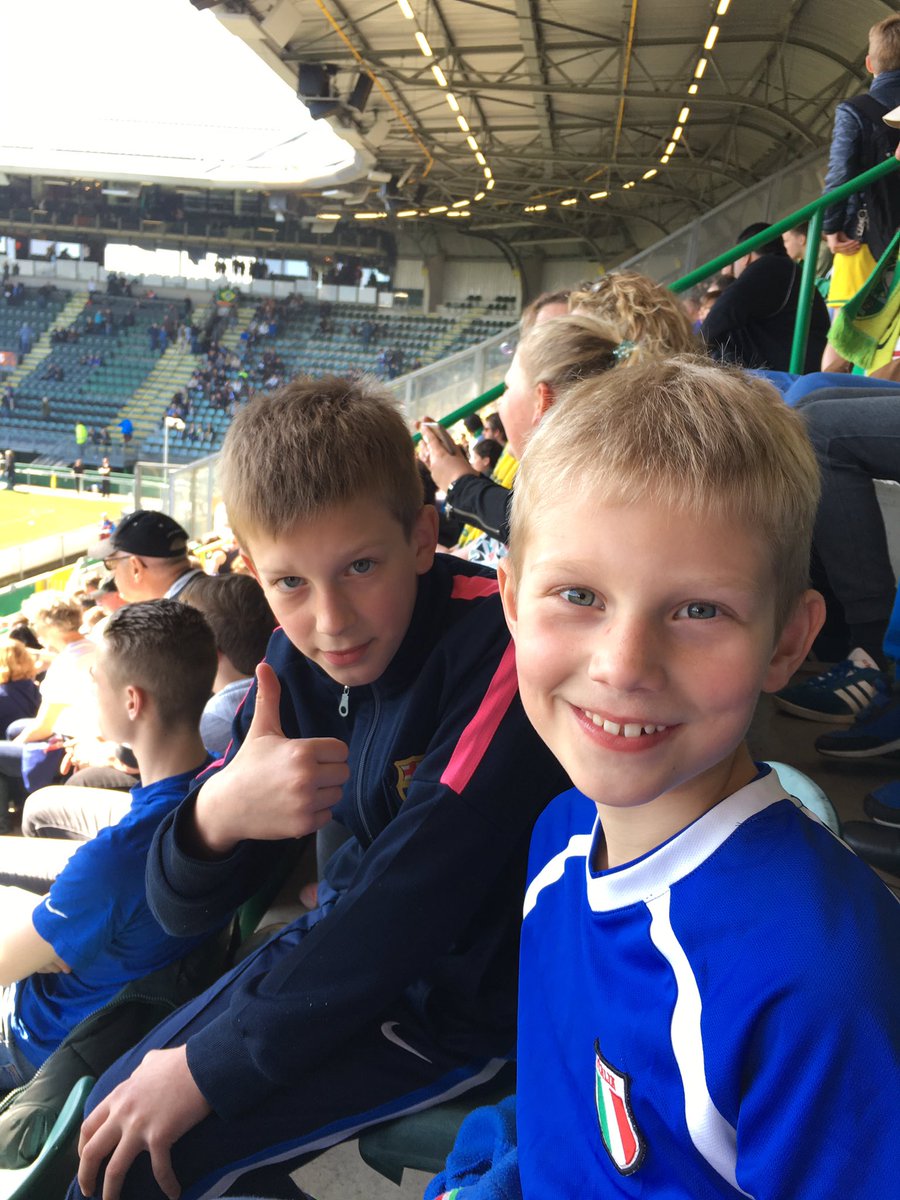 vderksen's tweet photo. De gebroeders Derksen: Spelverdeler en Keeper! Mijn en #onzetrots https://t.co/yzyN1Kpf3z