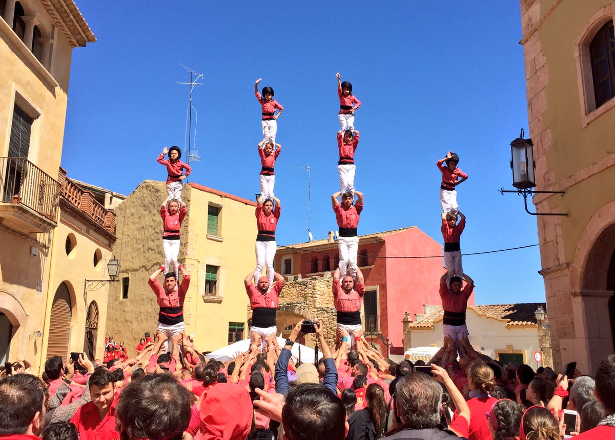 collavella's tweet image. Hem finalitzat l'actuació a la #Diada d'Inici de Temporada dels @calixart amb 2pde4 i 2pde5. #castellers
