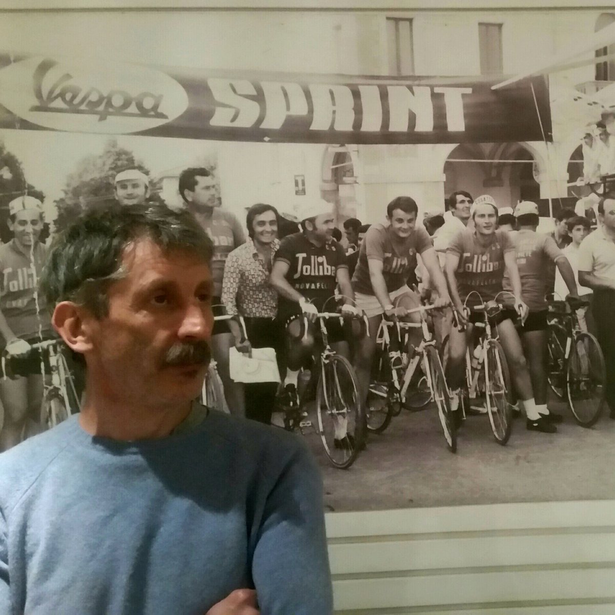 robertoabbiati1's tweet photo. roberto abbiati e vari corridori in bici. https://t.co/mWE0KYnEIs