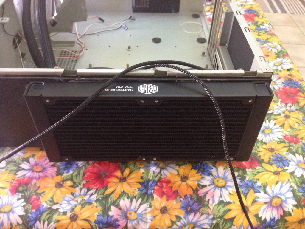 LindaSunshine66's tweet photo. Adjust the case and radiator fits lol :D #geeks #pc #overclocking #miniatx #gaming https://t.co/MxQ0mzDCOp