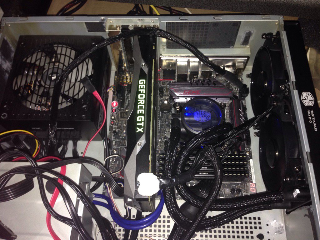 LindaSunshine66's tweet photo. :D done all assembled 4900 MHz with CM 240 Pro pump ;-) #geek #miniatx #pcgear #gaming #portable https://t.co/9sDG31lYAh