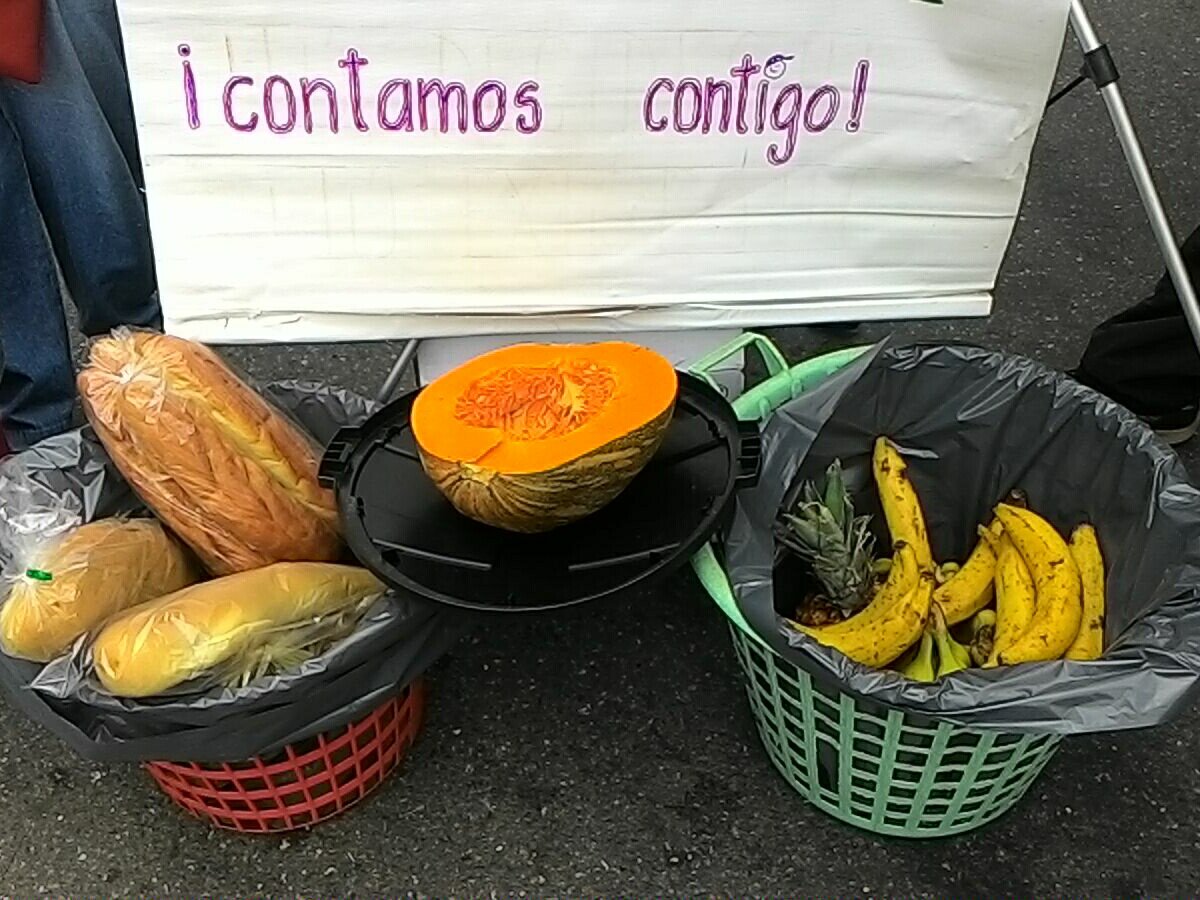 CCTrinires's tweet photo. Estos son los alimentos recogidos por ahora en esta jornada del @CCTrinires  para los niños del Lino de Clemente @Baruta @sharoperez https://t.co/lPcXWiqt4t