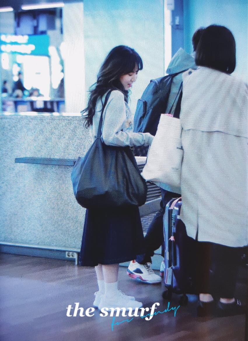 IRENEBAE_TH's tweet photo. [INSTIZ] "เหตุผลที่ไอรีนไม่ใช้กระเป๋า feat.เวนดี้"
/เป็นเพราะเวนดี้ชอบใช่กระเป๋าใบใหญ่ๆนั่นเองค่ะ ไอรีนเลยชอบฝากของไว้ในกระเป๋าน้องๆ >_< https://t.co/Meb7l5w3AL