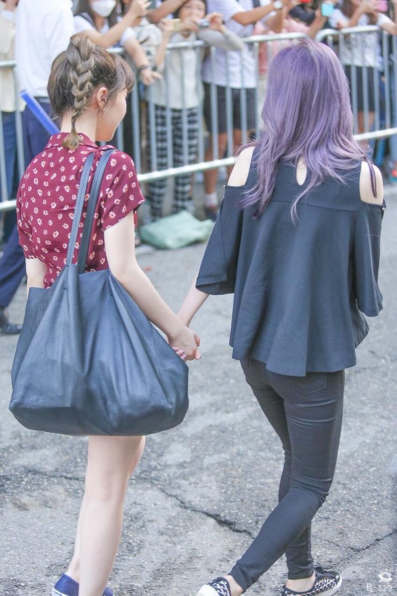 IRENEBAE_TH's tweet photo. [INSTIZ] "เหตุผลที่ไอรีนไม่ใช้กระเป๋า feat.เวนดี้"
/เป็นเพราะเวนดี้ชอบใช่กระเป๋าใบใหญ่ๆนั่นเองค่ะ ไอรีนเลยชอบฝากของไว้ในกระเป๋าน้องๆ >_< https://t.co/Meb7l5w3AL