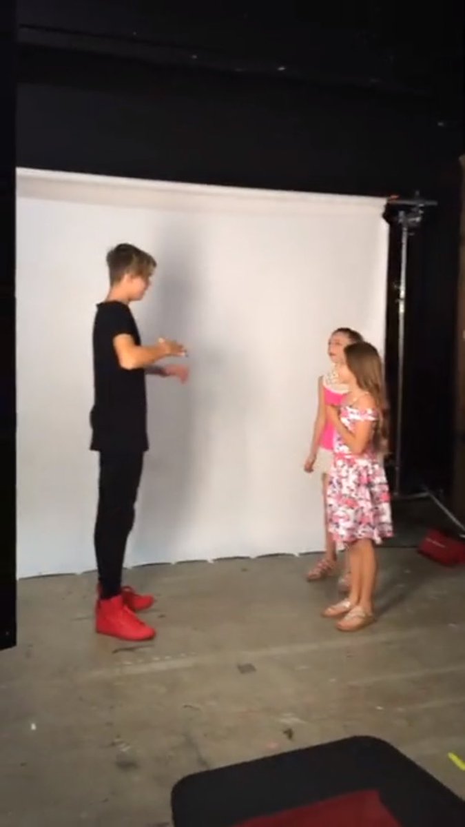 MackenzieSol_JP's tweet photo. 今日Mackenzieはオリジナル曲 #laugh のミュージックビデオの撮影をしたようです🎥
以前からInstagramでMVを撮るにあたってファンに呼びかけを行ってました☺️
たくさんのファンが参加したようなので、どんな動画が出来上がるのか楽しみですね💖💕 https://t.co/HKuUucFaRl