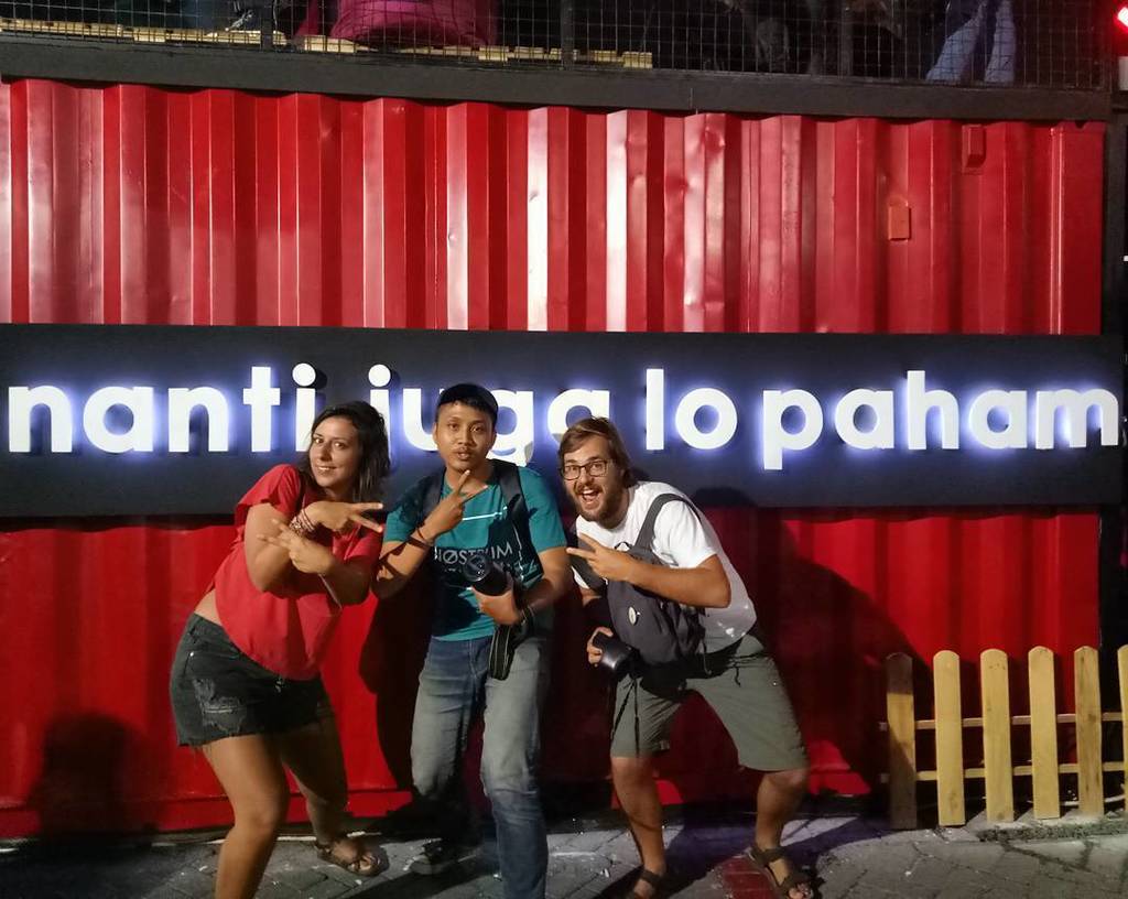 RandomTrip_Blog's tweet photo. En el festival indie nada más llegar a #surabaya. Quién nos lo iba a decir... 😂😂😂 #goaheadpeoplesurabaya #soundsat… https://t.co/dWYvIiRfgw https://t.co/MeBcbjMKFn