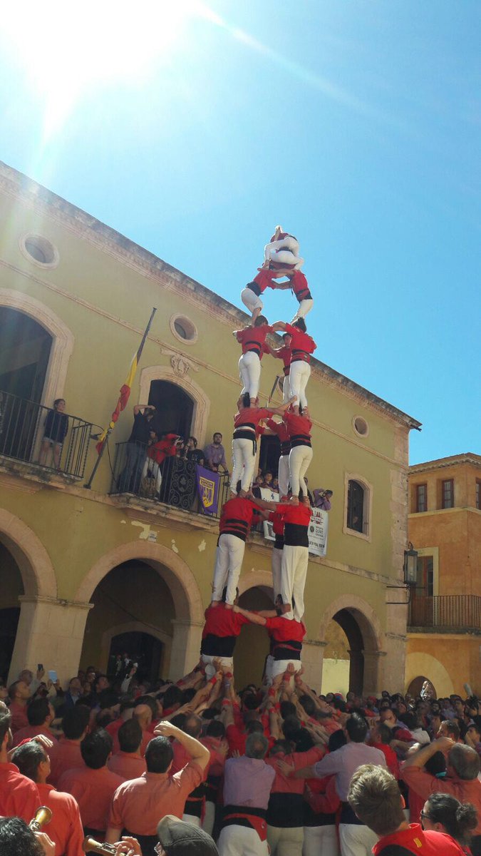 Xicots's tweet photo. #Diada d'inici a #Altafulla: 4de8, Tde7, 4de7a, Vano de 5, Enhorabona colla !!! 😁😁💪 #Castellers #35AnysVermells #ComACasa https://t.co/NsY2BTwTlW