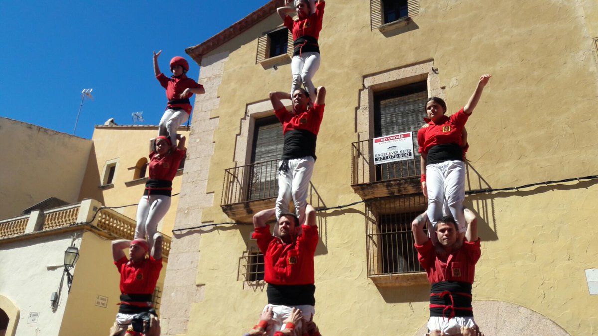 Xicots's tweet photo. #Diada d'inici a #Altafulla: 4de8, Tde7, 4de7a, Vano de 5, Enhorabona colla !!! 😁😁💪 #Castellers #35AnysVermells #ComACasa https://t.co/NsY2BTwTlW