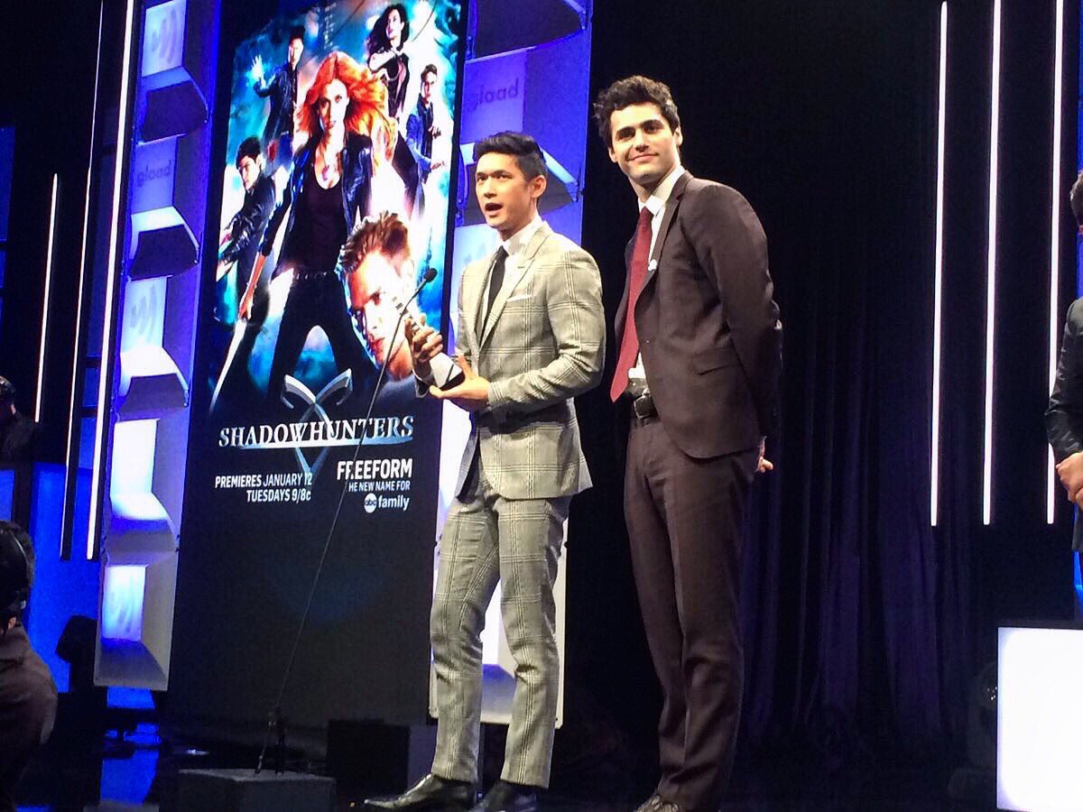 Kat_McNamara's tweet image. Congratulations to @shadowhunterstv  @matthewdaddario &amp;amp; @harryshumjr for their #GLAADAwards win an... #Malec #GLAAD instagram.com/p/BSYiomjF0j_/