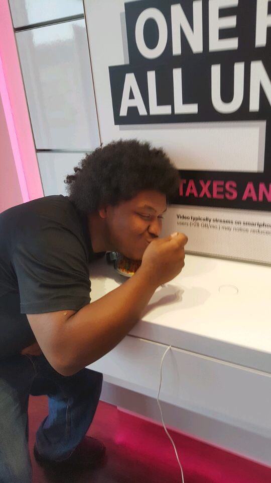 MagentaCowboy's tweet image. Don&apos;t forget your Cereal!!! #SamsungSundayFunday #InfinityOs  @m_wan4life @MANgentaSimon
