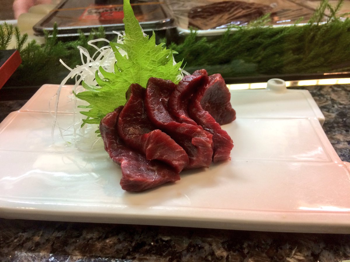 Mr_BellVillage's tweet photo. 珍しいのも食べてみ、と勧めてもらったシロナガスクジラの刺身。生姜醤油でいただきます。臭みもなく、何よりトロットロ！！とろける！クジラって固いと思ってた。イルカは食べた事あるけど、クジラは初なのです。これは美味い・・・。 https://t.co/lyvr15LE8m