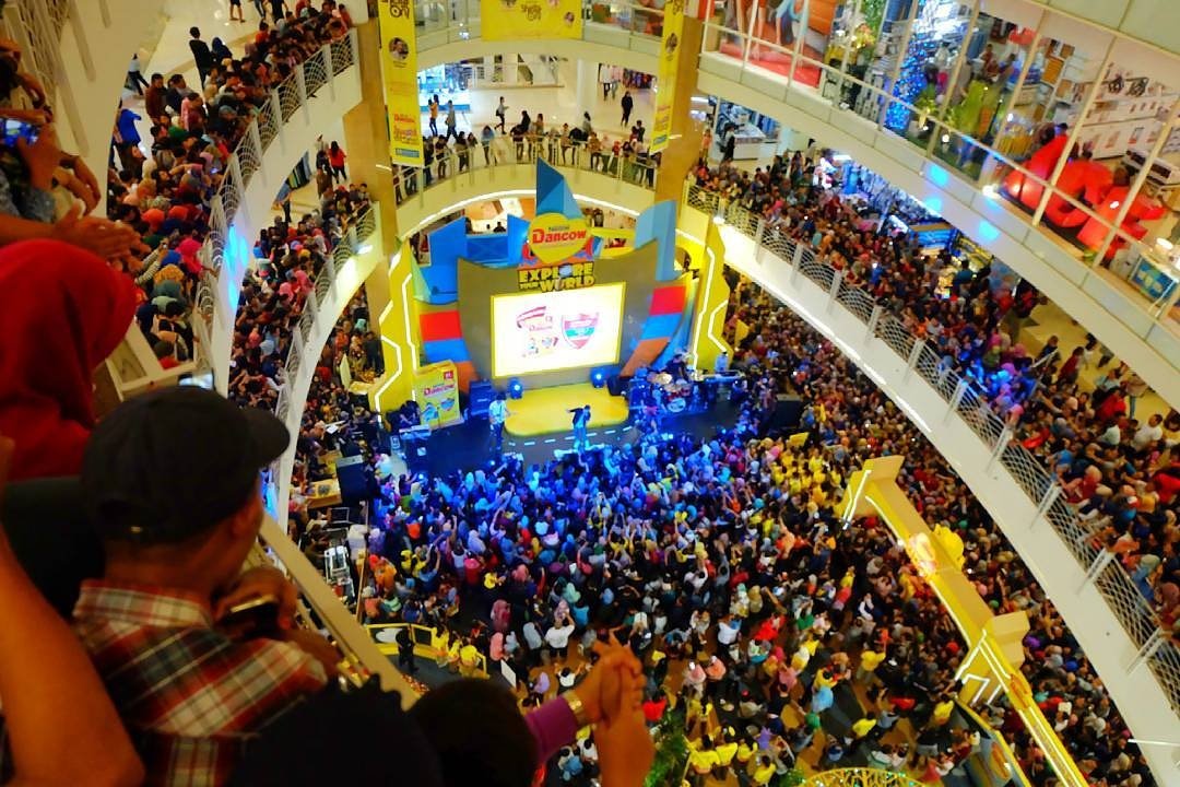 Penonton tumplek blek di Konser Sheila On 7 di Atrium Royal Plaza dalam rangkaian acara Dancow Explore The World. #Dancowlindungi #konser