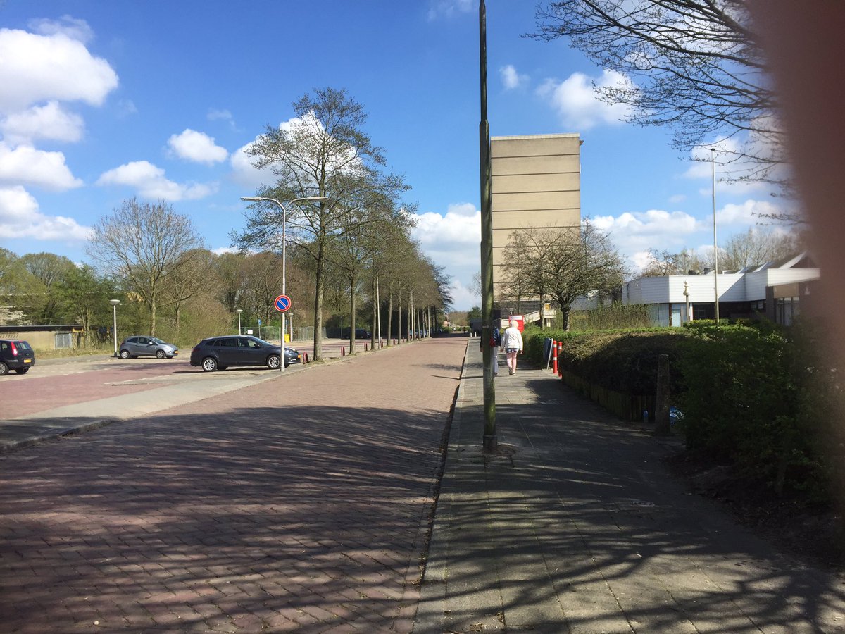LvAPictures's tweet photo. Al een tijd op 1 en dezelfde post #LenteMarathon #Amstelveen erg wisselend beeld betreft lopers. Ook ambu's zijn helaas nodig geweest. https://t.co/Z9E6VFW48Q