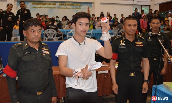 SanookNews's tweet photo. เบิ้ล ปทุมราช นักร้องลูกทุ่งชื่อดัง เกณฑ์ทหารจับได้ใบแดง แฟนคลับหลั่งน้ำตา https://t.co/JrwHDpxFId https://t.co/hhIc5wc3zp