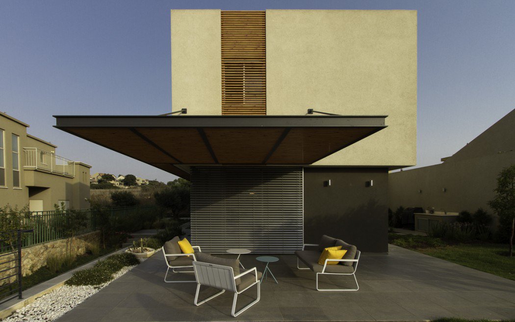 TSnowRuiz's tweet photo. This home's slotted, minimalist #facade gives way to a bright, cozy interior. #moderndes... https://t.co/ooo5IDPWHC https://t.co/pW8fCzjIwU
