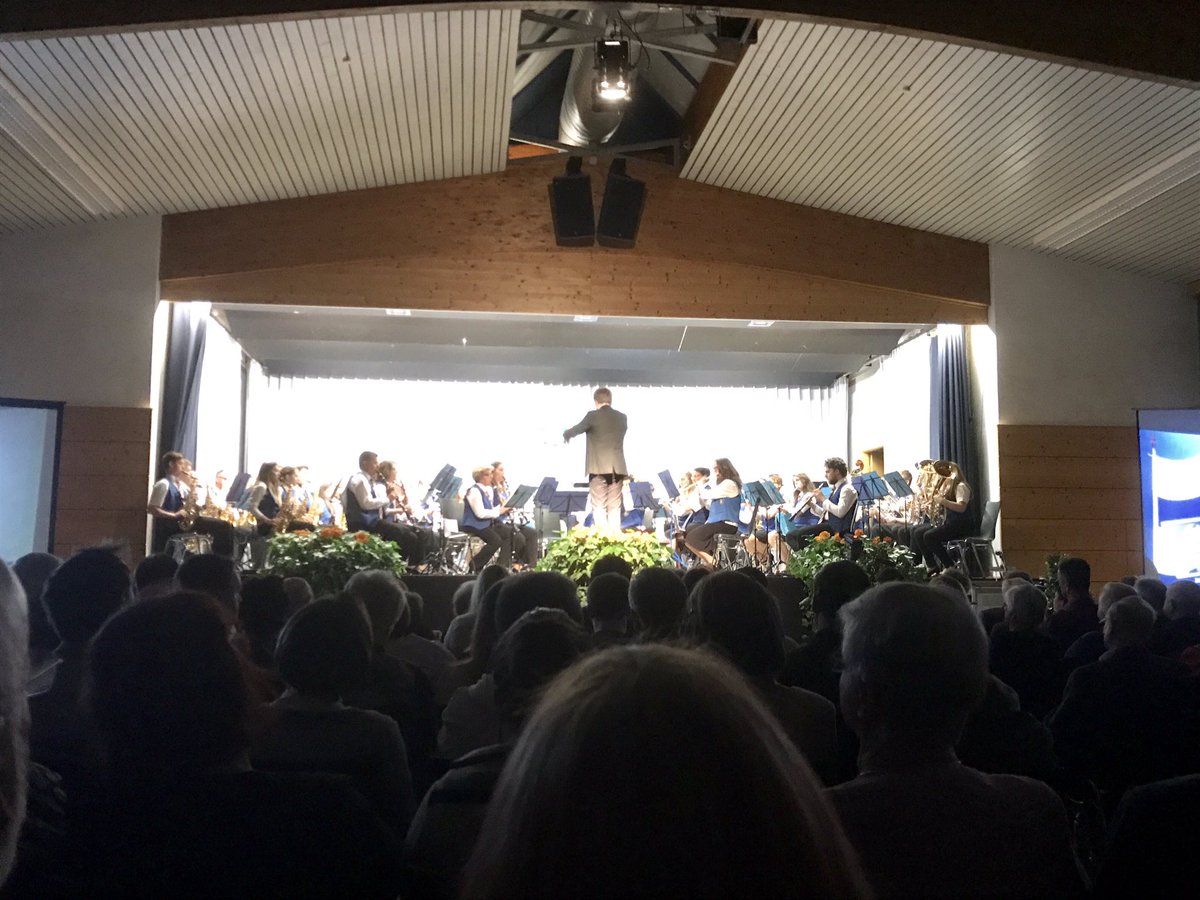 BorisSchmitt's tweet photo. Klasse Konzert des #Blasorchesters des TSV #Höchstberg am gestrigen Abend - volles Haus und voller Sound! https://t.co/DACY5XvkVZ