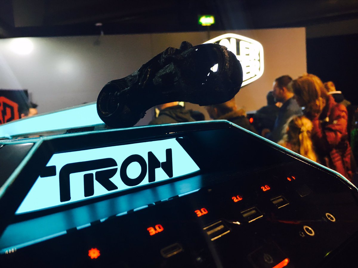 CoolerMaster's tweet photo. Look at this awesome emblem of the #tron #casemod of @MegaDeblow #3d #ultimaker https://t.co/I3Bn0ecB4N