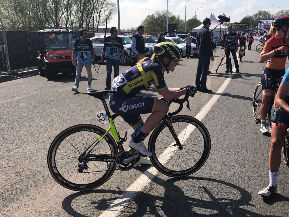 #RVVWomen Fantastic effort from <a href="/gracieelvin/">Gracie Elvin OLY</a> finishing 2nd  &amp; <a href="/AvVleuten/">Annemiek van Vleuten</a> 4th in a very close sprint won by Rivera (Sunweb)