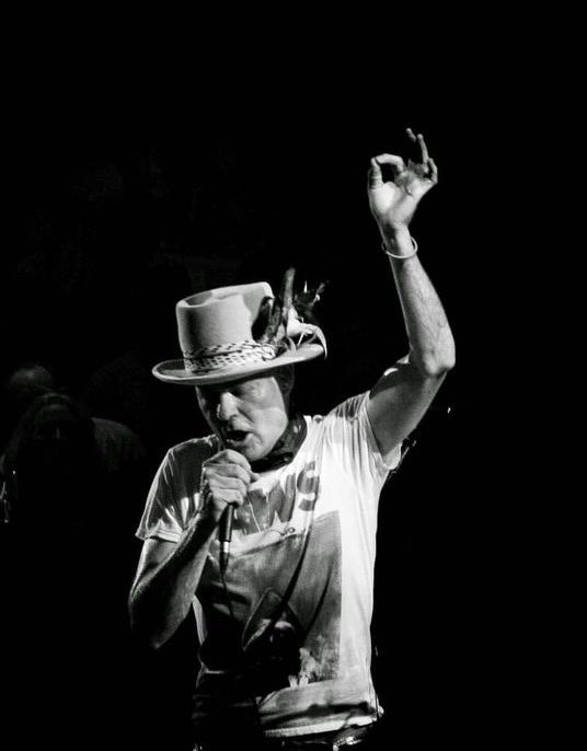 HonourGord's tweet photo. "When it's all if a song can't save us 
then nothing can"
#GordDownie #TheHip #SundaySongbook 
#MusicMatters 🎵🎤🎩❤
#Junos2017 #OrderOfCanada https://t.co/gVsrDw6a5O
