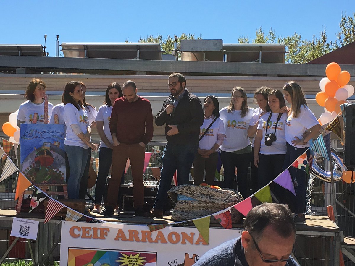 Soniapex's tweet photo. Gràcies @julifernandez i @JoanBerlanga per acompanyar la festa del #10è aniversari del#ceifarraona @sbdeducacio https://t.co/itvwm9r9wD