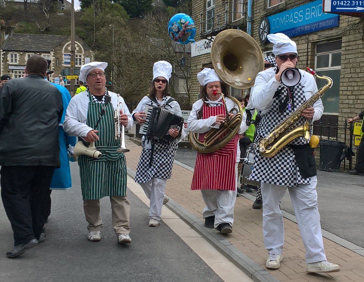 Calderdale's tweet photo. Fab atmosphere at #EllandBridge for the #EllandCelebrates community event. There's still time to join in the fun until 4pm. @CanalRiverTrust https://t.co/2hHZWxRiHd
