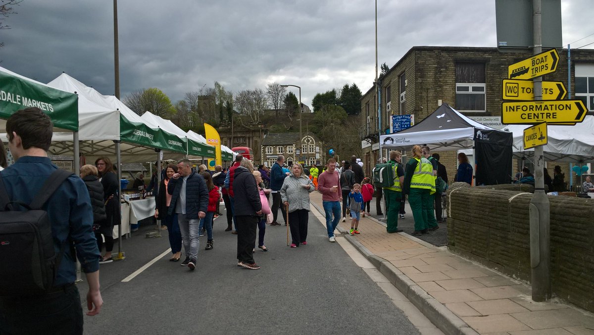 Calderdale's tweet photo. Fab atmosphere at #EllandBridge for the #EllandCelebrates community event. There's still time to join in the fun until 4pm. @CanalRiverTrust https://t.co/2hHZWxRiHd