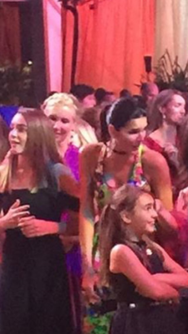 stefyerre's tweet photo. @Angie_Harmon beautiful mother and beautiful daughters are growing very well ..👏👏👏🌺🌺🌺🌺🍀🍀🍀🍀😘 https://t.co/1PRPnNNUo7