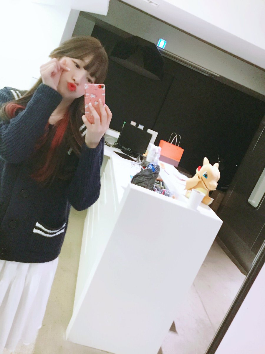 WM_OHMYGIRL's tweet photo. 브이앱 아쉬운 마음 달래고 있는 중...                            잘자요~ 굿나잇💕

#아린 #아리닝 #컴백하루전 #��근두근 #컬러링북 #ColoringBook #미라클 #보고싶댜아아 https://t.co/Uyb4GnW6ZH