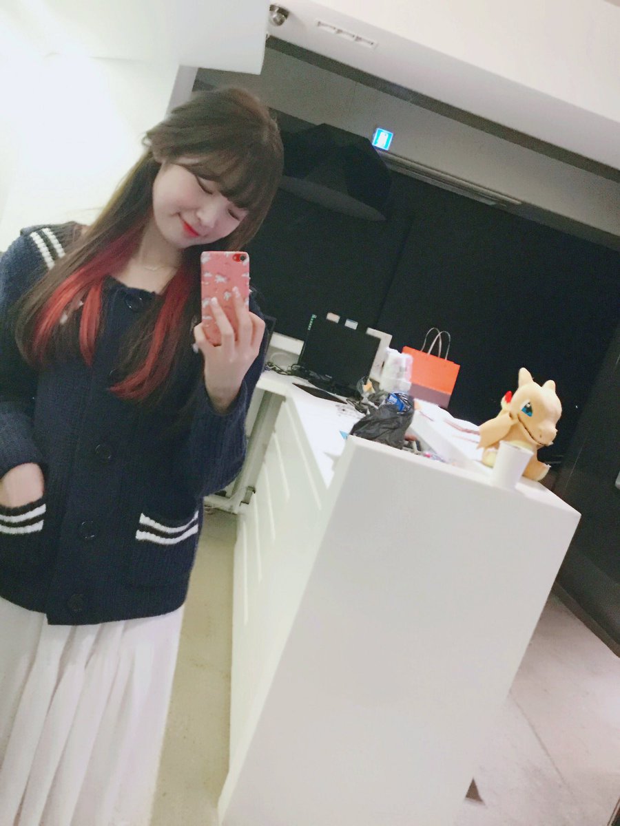 WM_OHMYGIRL's tweet photo. 브이앱 아쉬운 마음 달래고 있는 중...                            잘자요~ 굿나잇💕

#아린 #아리닝 #컴백하루전 #��근두근 #컬러링북 #ColoringBook #미라클 #보고싶댜아아 https://t.co/Uyb4GnW6ZH