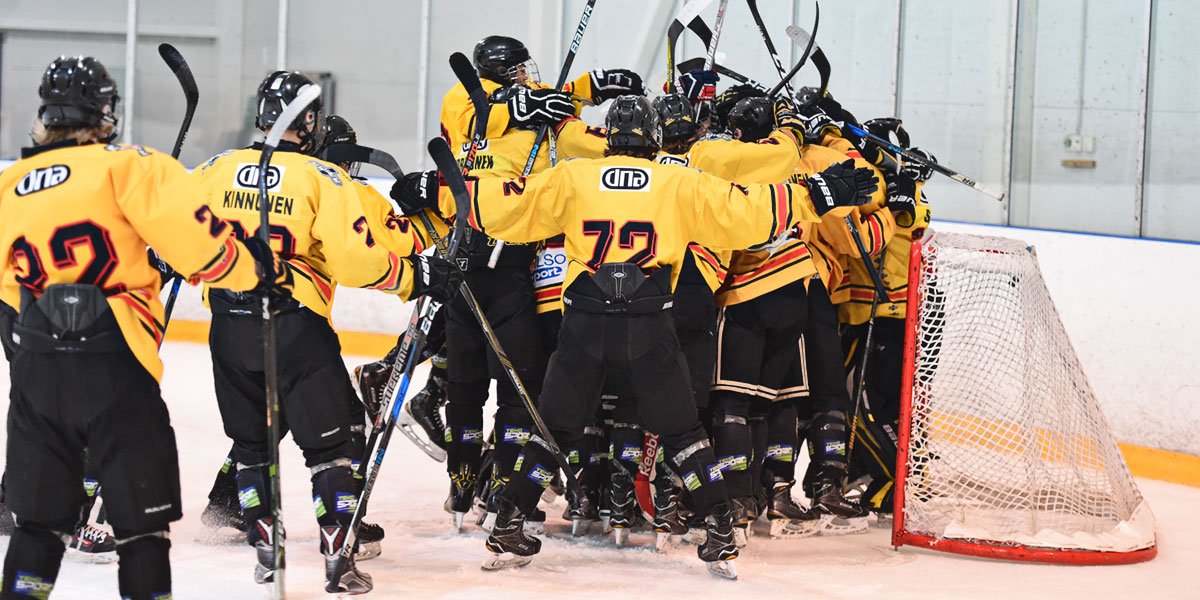 leijonat's tweet photo. Kausi on hyvä päättää voittoon - KalPa juhlii B2-nuorten SM-sarjan pronssia! #FinalFourFi #B2SMfi #KalPa https://t.co/nD87ktWs16