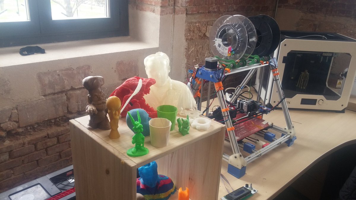 AbascalVic's tweet photo. Fan de los #Makers #Burgos @FabLabBurgos #FeriaMaker 100% recomendable, en la antigua 'Estación de trenes' https://t.co/yX4oUa7egn