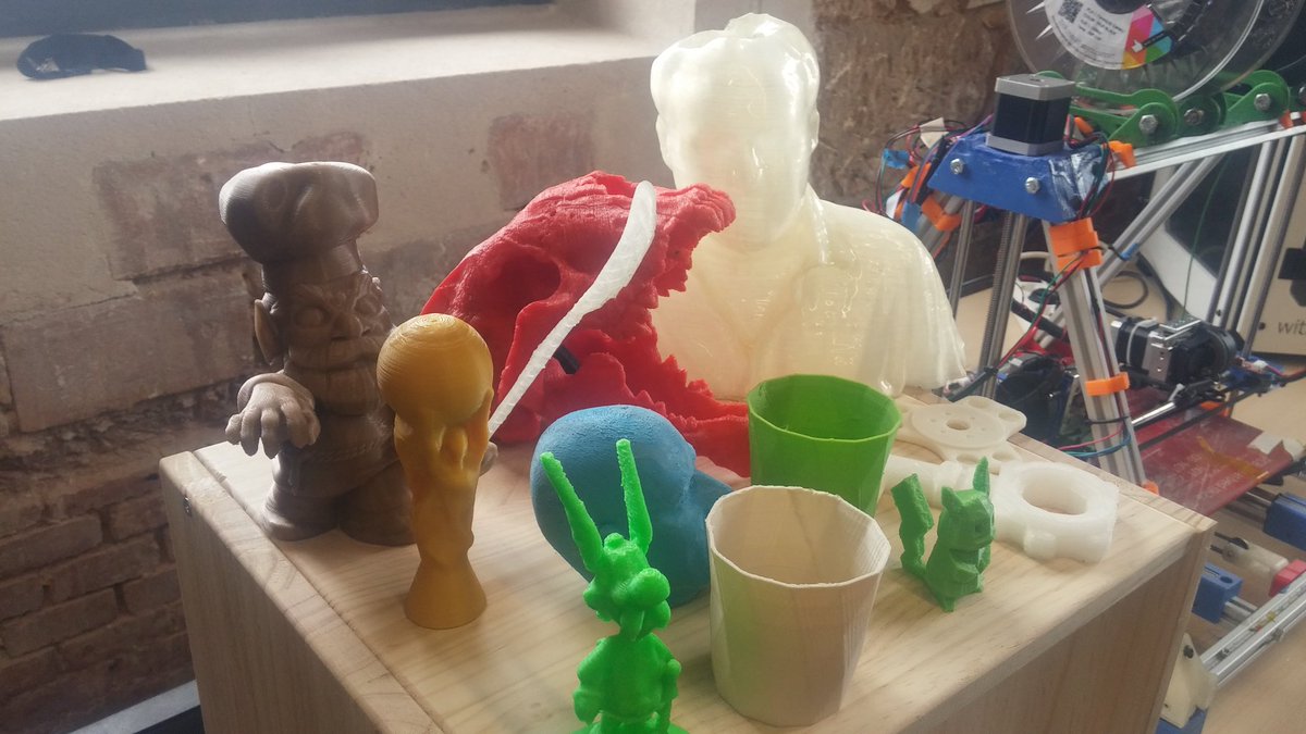 AbascalVic's tweet photo. Fan de los #Makers #Burgos @FabLabBurgos #FeriaMaker 100% recomendable, en la antigua 'Estación de trenes' https://t.co/yX4oUa7egn