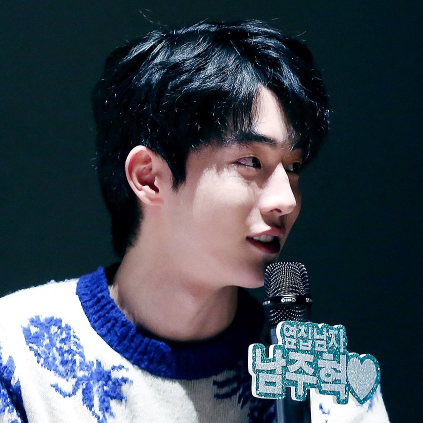 skawngur_com's tweet photo. 170401 지수 팬미팅 게스트🌸
스스로 사랑이 되어 한없이 봄길을
걸어가는 사람이 있다.
-정호승, 봄길

#남주혁 #南柱赫 #NAMJOOHYUK #ナムジュヒョク
#tvn #하백의신부 #YG #YGSTAGE https://t.co/KouZYSVtkV