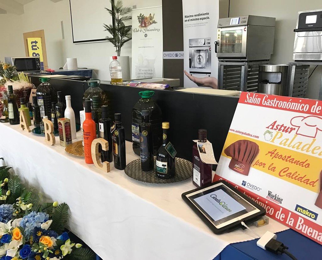 FiroVazquez's tweet photo. Con @gastroleum y @makroesp en #Asturpaladea ;) https://t.co/qXPhhvSNr5 https://t.co/snJCGdWd26