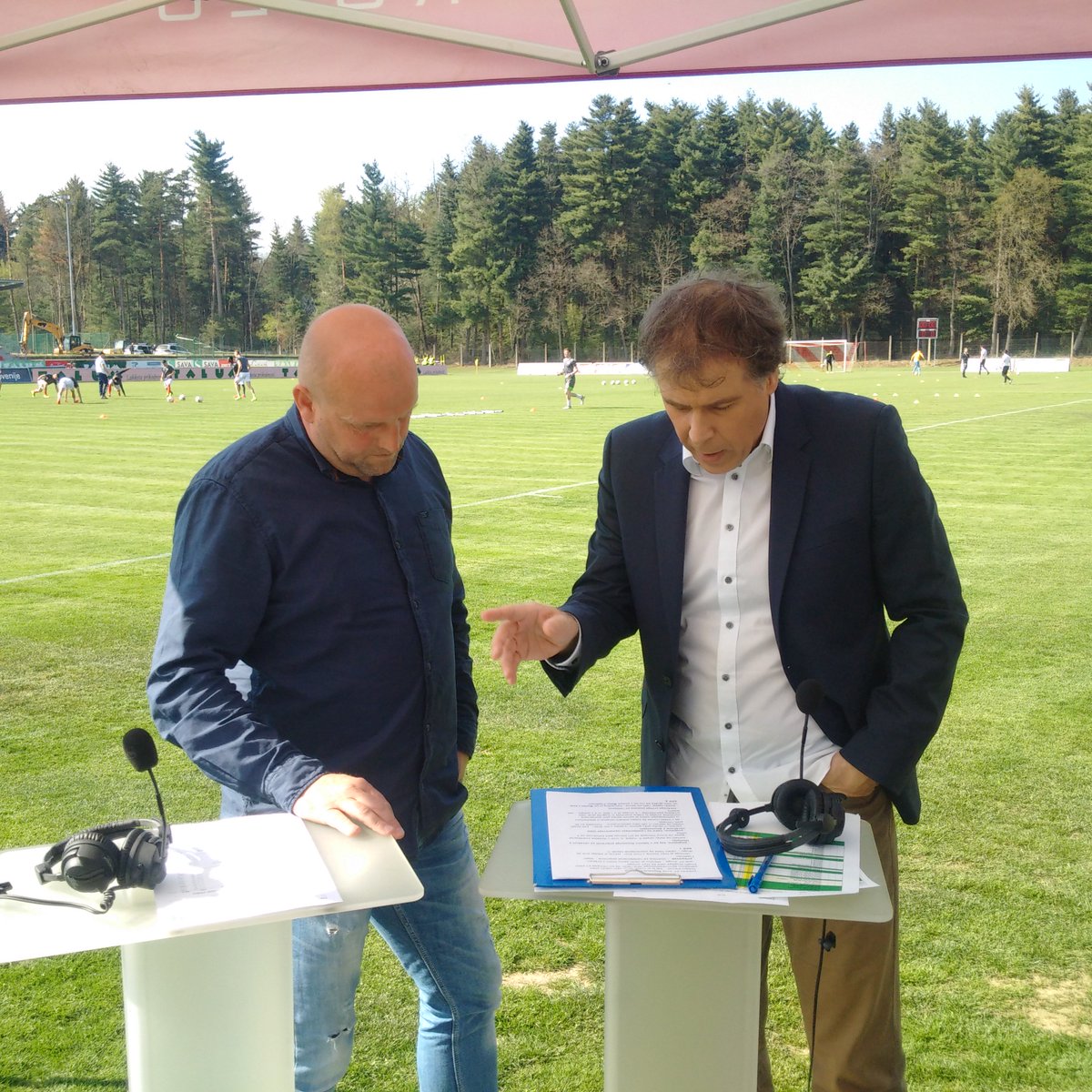 Sport24ur's tweet photo. Tomazu Klemencicu bo druzbo v studiu delal Robert Pevnik. Zacnemo ob 15.40. #kanalA #PLTS #ALUOLI https://t.co/o6Qo3C5SGG