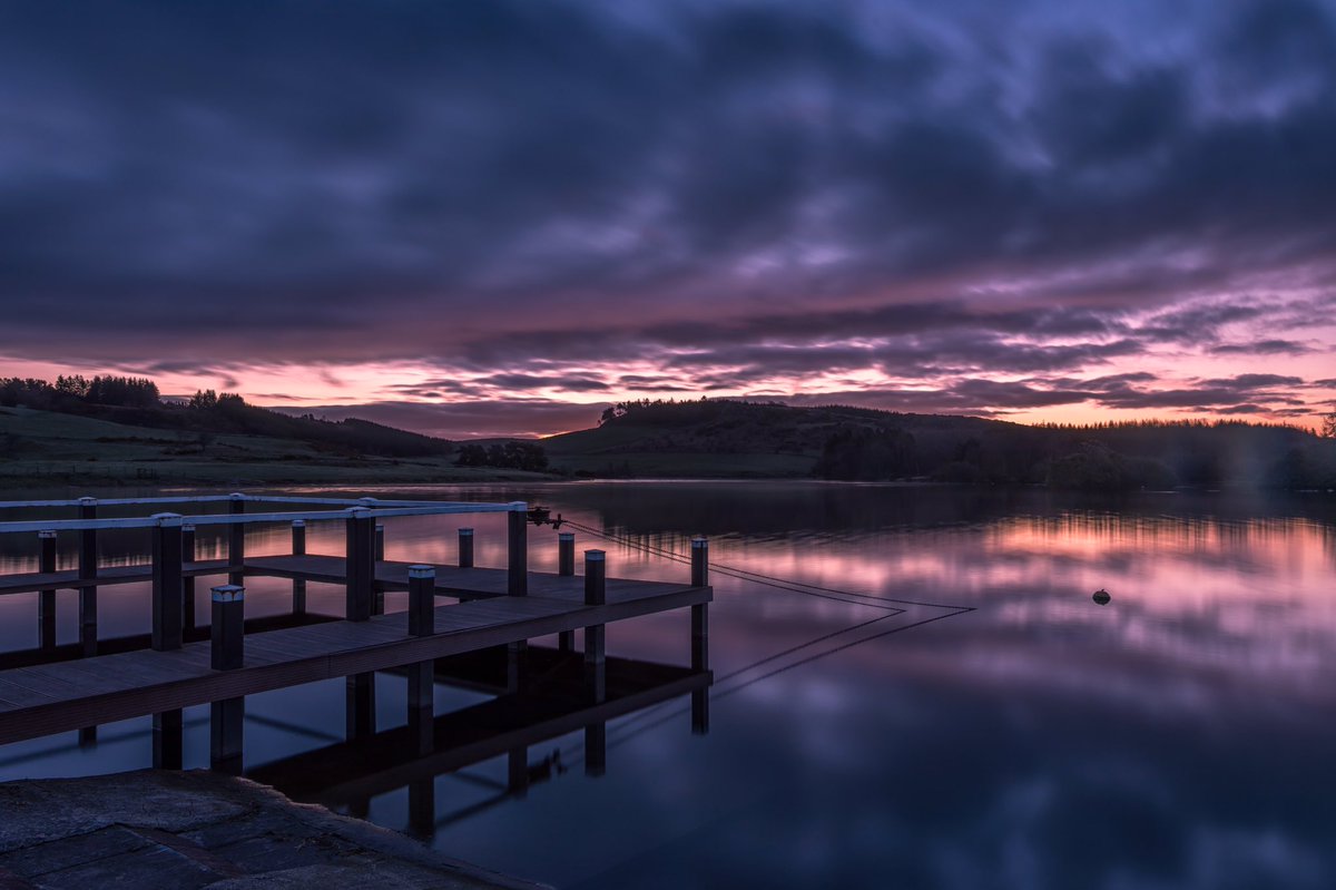 rgcxyzee's tweet photo. The makings of some sunrise colours at Knapps Loch; didn't last long though! #knappsloch #scotland @CanonUKandIE @LEEFilters https://t.co/8IfuBXpxRQ