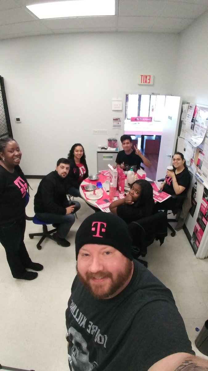 bsutula28's tweet image. Breakfast and cartoons for our #SamsungSundayFunday #untraining #uncarrier @JonFreier @JohnLegere @SamsungMobileUS @TMobile