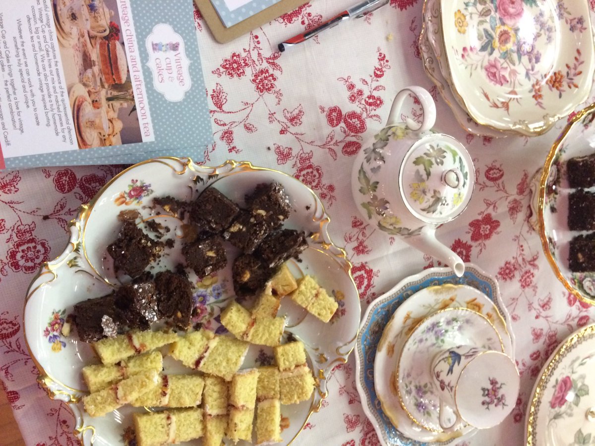 Great day meeting lots of lovely couples <a href="/PenarthWedding/">Penarth WeddingFayre</a> alongside sampling some AMAZING brownies from <a href="/vintage_cac/">VintageCupandCakes</a> #heaven