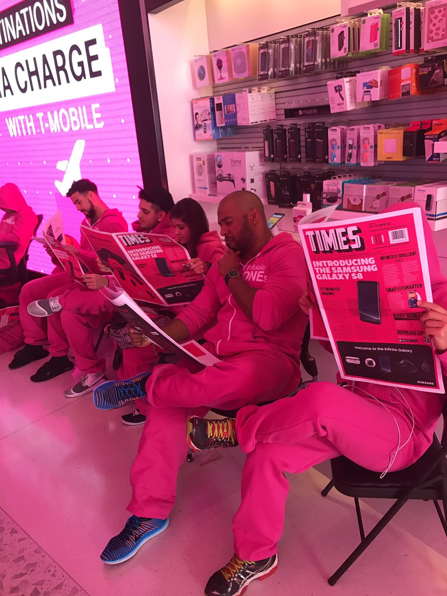 vanessalozano88's tweet photo. Reading the Samsung Times on #SamsungSundayFunday @theSamsungSide hopefully I'll win a Samsung S8 on  #SamsungElite https://t.co/bzx6MB226c