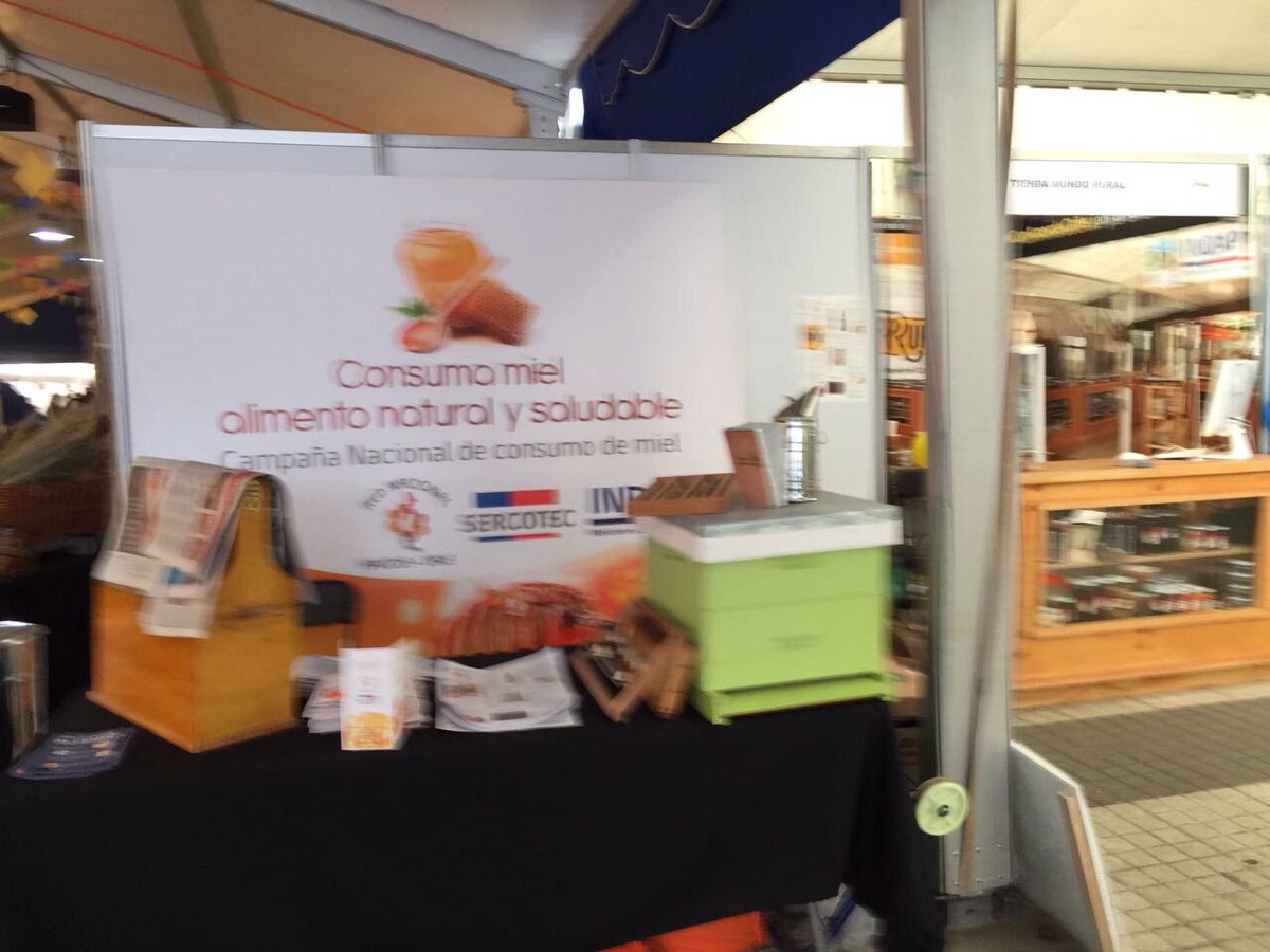 Preparados para el ultimo dia de la <a href="/RedApicola/">Red Apícola Nacional</a> en #ExpoMundoRuralBiobío fomentando el #Consumodemiel en la región y el país <a href="/INDAP_Chile/">INDAP_Chile</a> 🍯🍯