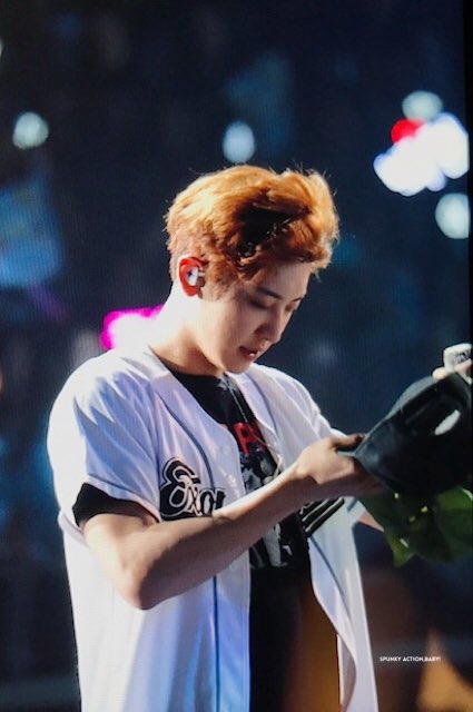 chanyeolit's tweet photo. 170402 THE EXO'rDIUM IN SINGAPORE 찬열 / 요다 변신👽 https://t.co/pV2HMcO3fc