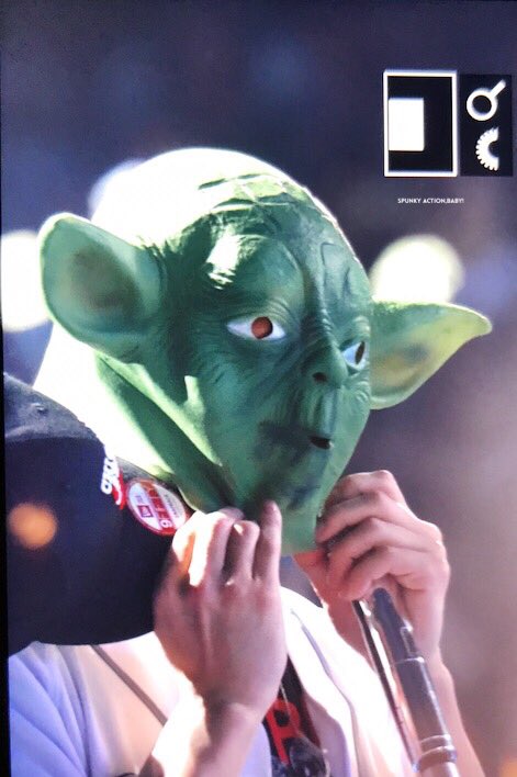chanyeolit's tweet photo. 170402 THE EXO'rDIUM IN SINGAPORE 찬열 / 요다 변신👽 https://t.co/pV2HMcO3fc