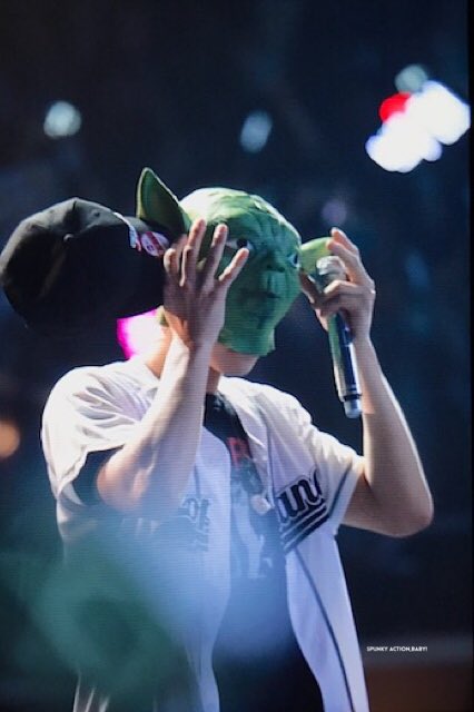 chanyeolit's tweet photo. 170402 THE EXO'rDIUM IN SINGAPORE 찬열 / 요다 변신👽 https://t.co/pV2HMcO3fc