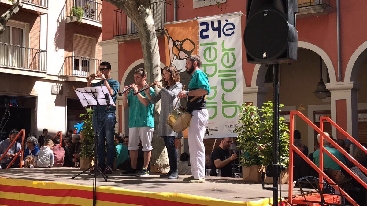 Encara ens ha anat millor tocar després dels <a href="/elsQuatrevents/">Grallers Els Quatrevents</a> , bon #diadelteloner!!