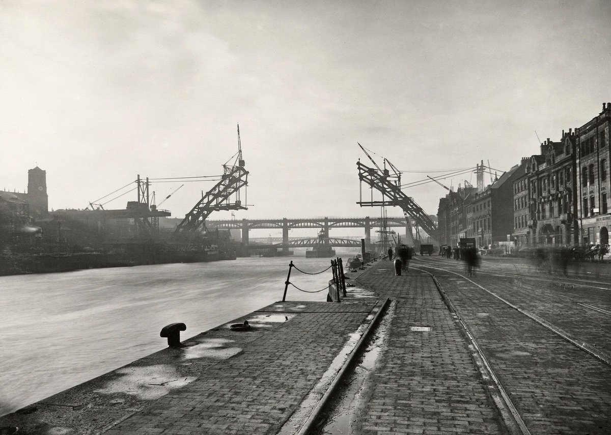 NCL_Uncovered's tweet image. Amazing old photo of the Tyne Bridge...