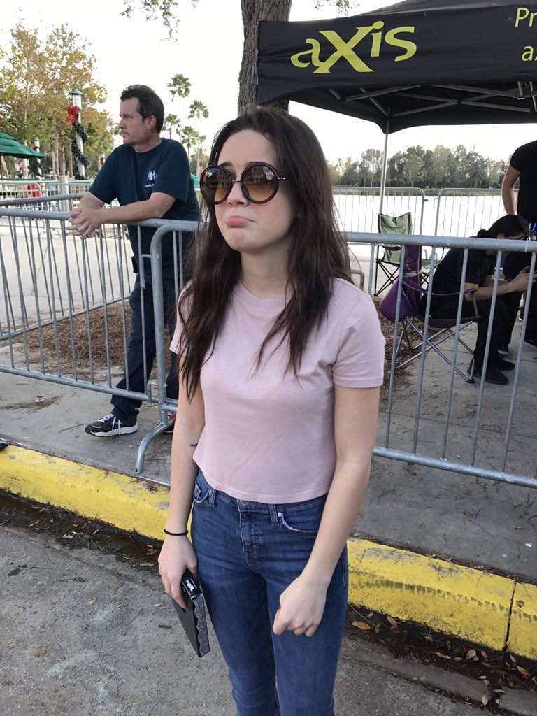 B00BEAS's tweet photo. one. in sunglasses https://t.co/JO1t5ljqsr